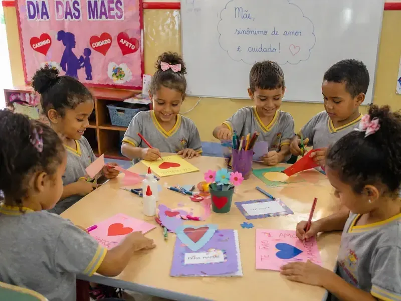 Crianças aplicando o material